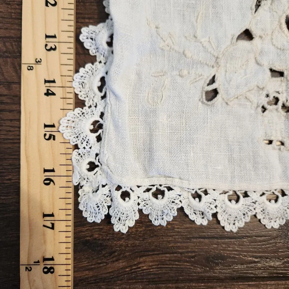 Vtg Embroidered Beige Flower Basket Cottage Core Floral Handkerchief Napkin Set